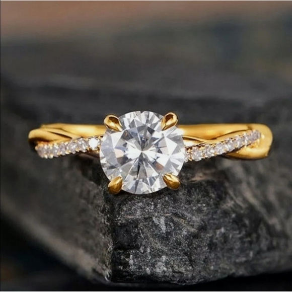 New Gorgeous 18K Yellow Gold Plated Ring - Picture 5 of 8